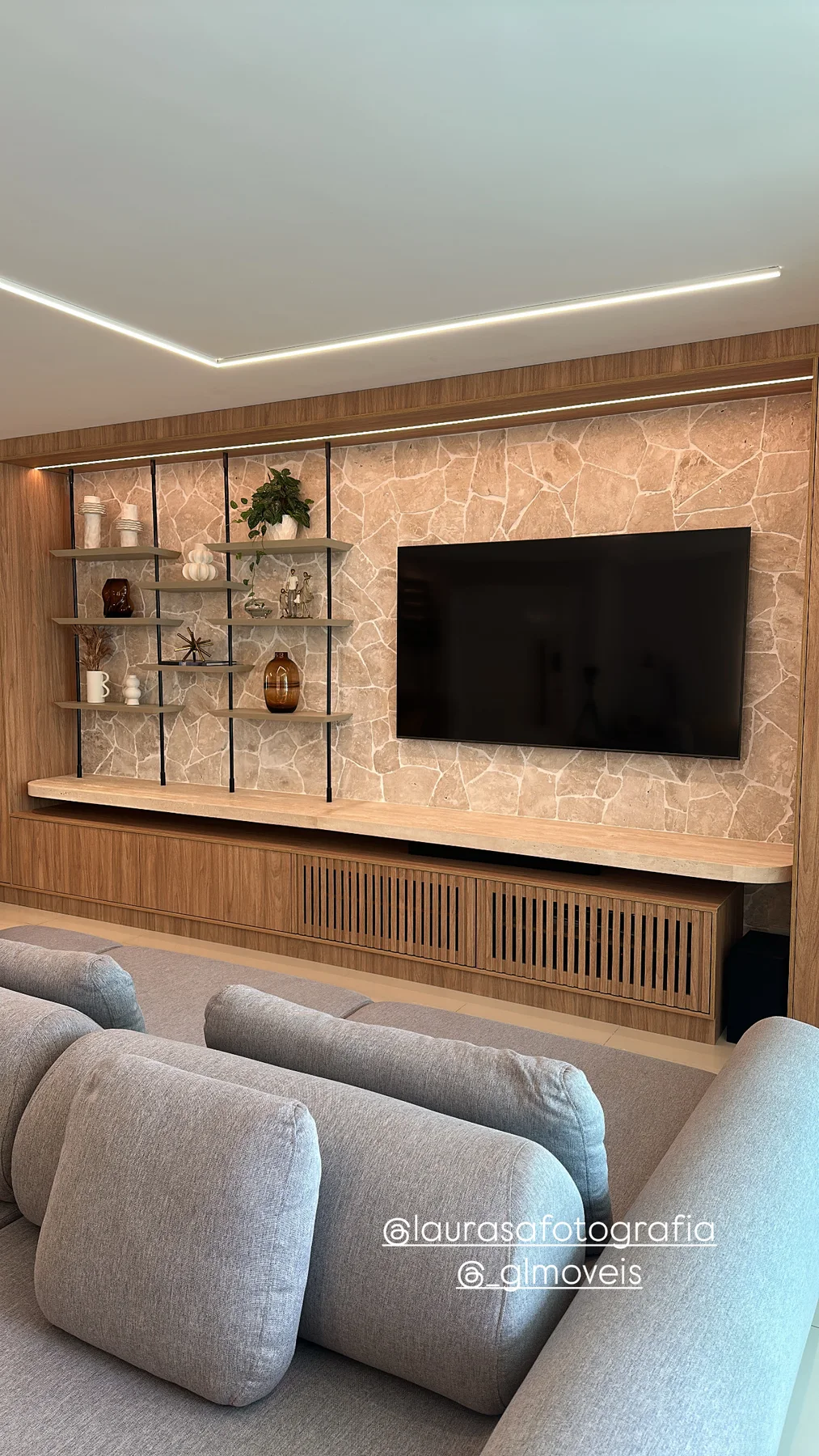 Painel de TV com pedra e marcenaria ripada
